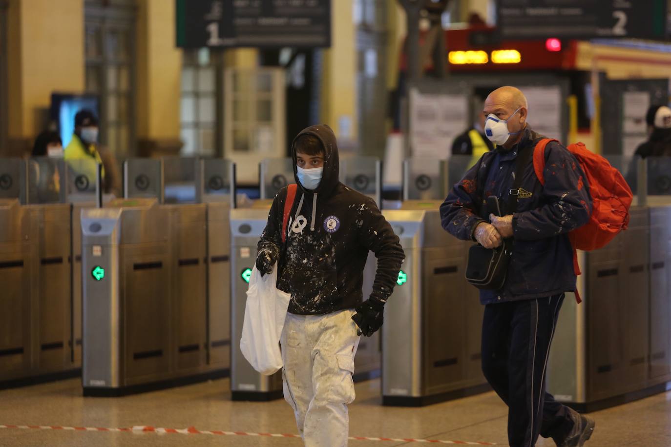 Policías y guardias civiles distribuyen mascarillas en estaciones de tren, cercanías, metros y autobuses a las personas que emplean el transporte público para acudir a sus puestos de trabajo en el primer día laborable tras la Semana Santa. 