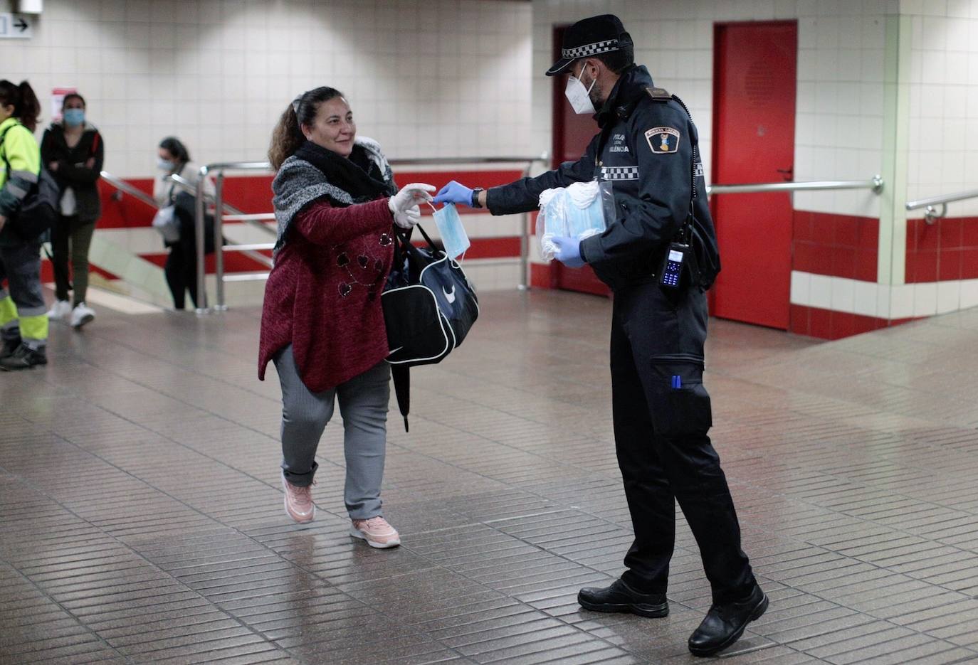 Policías y guardias civiles distribuyen mascarillas en estaciones de tren, cercanías, metros y autobuses a las personas que emplean el transporte público para acudir a sus puestos de trabajo en el primer día laborable tras la Semana Santa. 