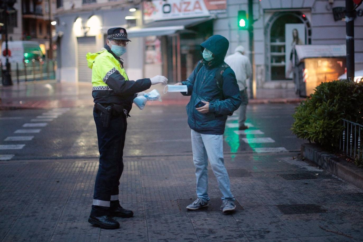 Policías y guardias civiles distribuyen mascarillas en estaciones de tren, cercanías, metros y autobuses a las personas que emplean el transporte público para acudir a sus puestos de trabajo en el primer día laborable tras la Semana Santa. 