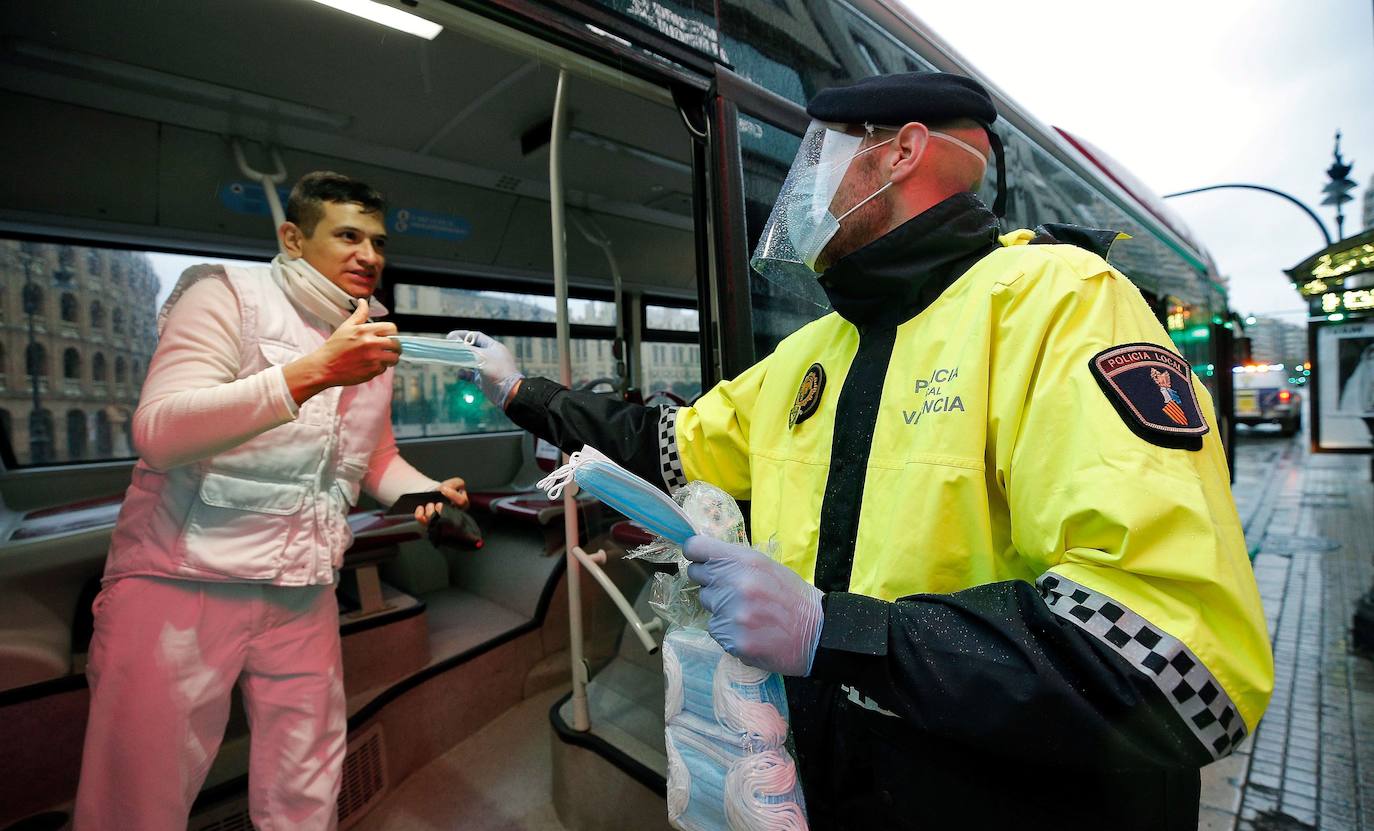 Policías y guardias civiles distribuyen mascarillas en estaciones de tren, cercanías, metros y autobuses a las personas que emplean el transporte público para acudir a sus puestos de trabajo en el primer día laborable tras la Semana Santa. 