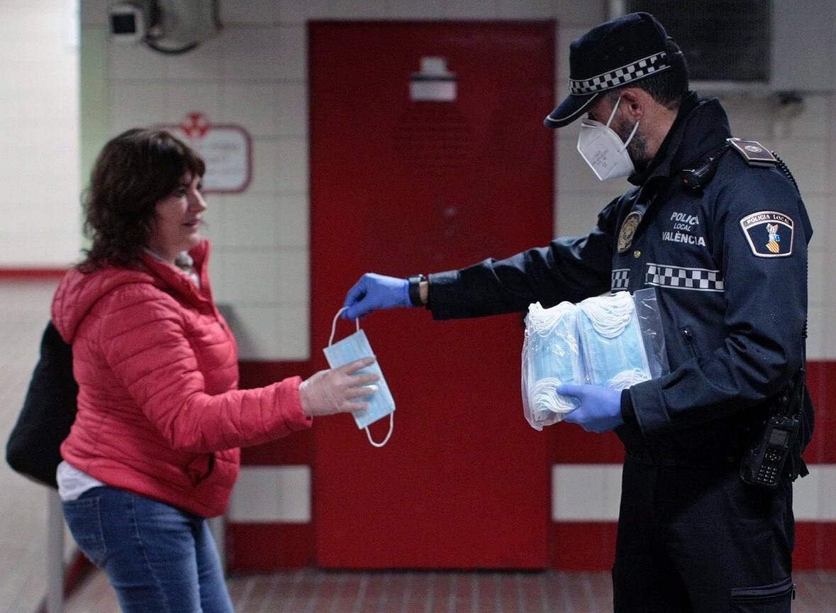 Policías y guardias civiles distribuyen mascarillas en estaciones de tren, cercanías, metros y autobuses a las personas que emplean el transporte público para acudir a sus puestos de trabajo en el primer día laborable tras la Semana Santa. 