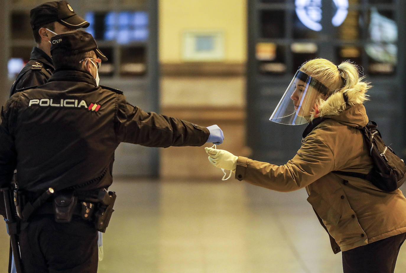 Policías y guardias civiles distribuyen mascarillas en estaciones de tren, cercanías, metros y autobuses a las personas que emplean el transporte público para acudir a sus puestos de trabajo en el primer día laborable tras la Semana Santa. 