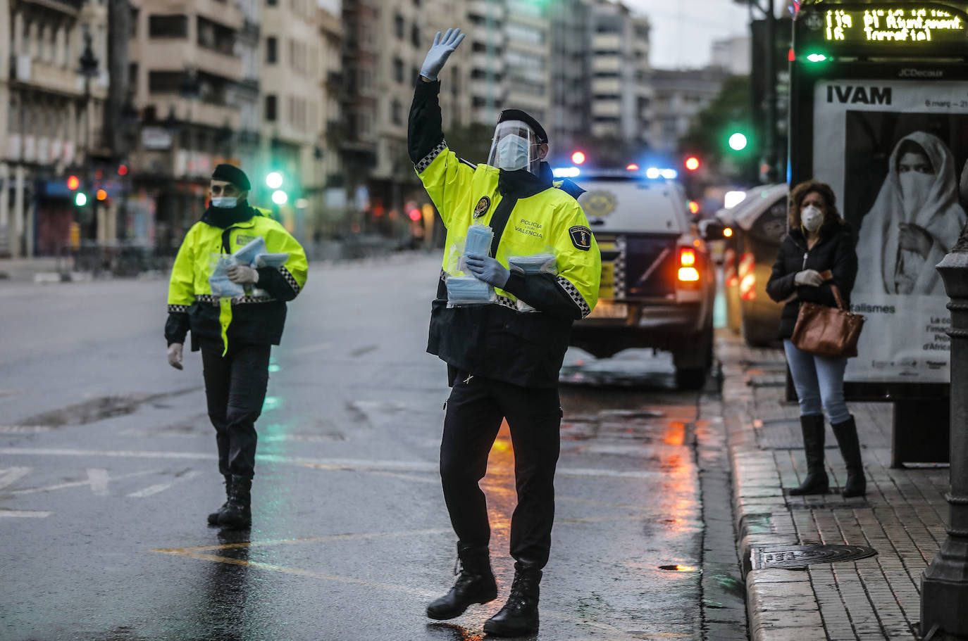 Policías y guardias civiles distribuyen mascarillas en estaciones de tren, cercanías, metros y autobuses a las personas que emplean el transporte público para acudir a sus puestos de trabajo en el primer día laborable tras la Semana Santa. 