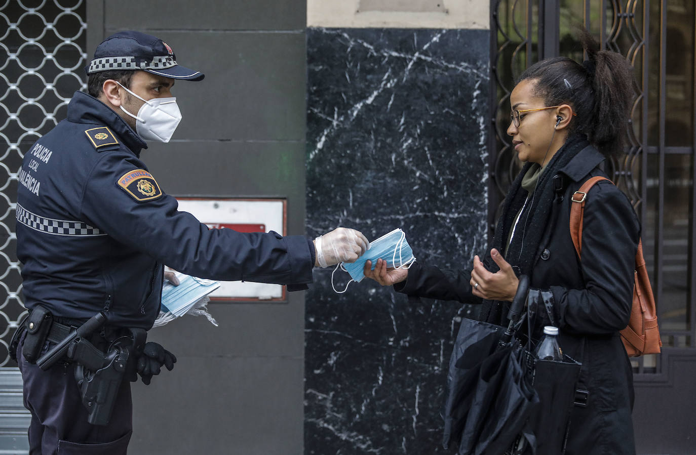 Policías y guardias civiles distribuyen mascarillas en estaciones de tren, cercanías, metros y autobuses a las personas que emplean el transporte público para acudir a sus puestos de trabajo en el primer día laborable tras la Semana Santa. 