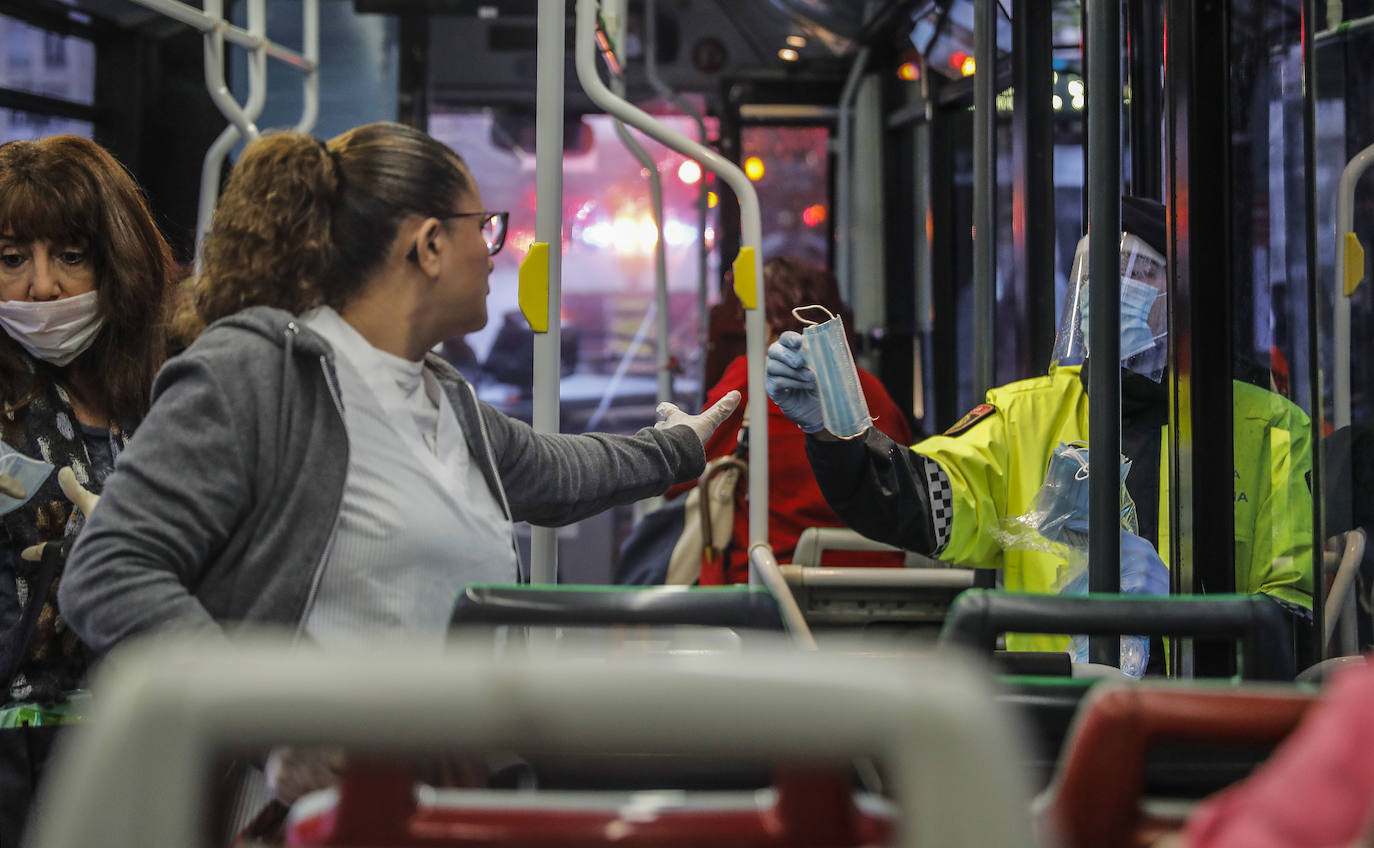 Policías y guardias civiles distribuyen mascarillas en estaciones de tren, cercanías, metros y autobuses a las personas que emplean el transporte público para acudir a sus puestos de trabajo en el primer día laborable tras la Semana Santa. 