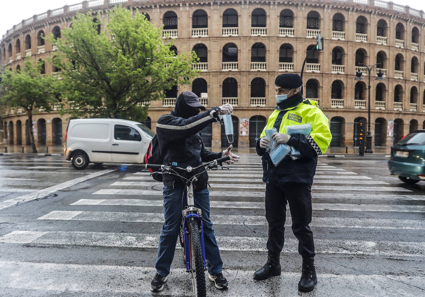 Policías y guardias civiles distribuyen mascarillas en estaciones de tren, cercanías, metros y autobuses a las personas que emplean el transporte público para acudir a sus puestos de trabajo en el primer día laborable tras la Semana Santa. 