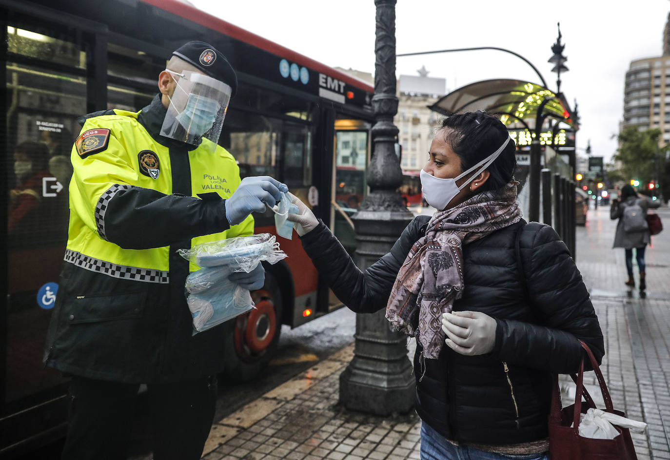 Policías y guardias civiles distribuyen mascarillas en estaciones de tren, cercanías, metros y autobuses a las personas que emplean el transporte público para acudir a sus puestos de trabajo en el primer día laborable tras la Semana Santa. 