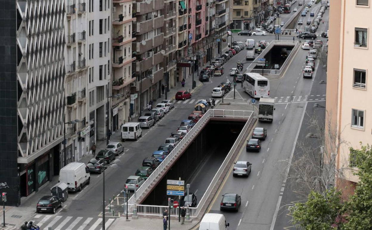 Un tramo de la avenida, con el túnel a cielo abierto en la parte central. 