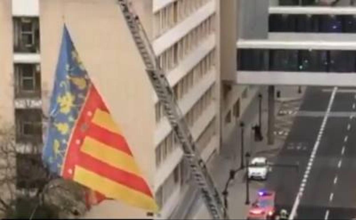 Imagen de la Senyera desplegada en el Hospital Clínico