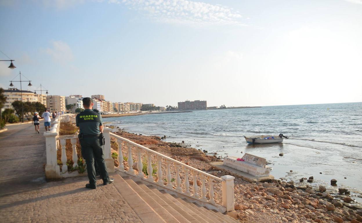 Un guardia civil, en la costa de Torrevieja en una imagen de archivo