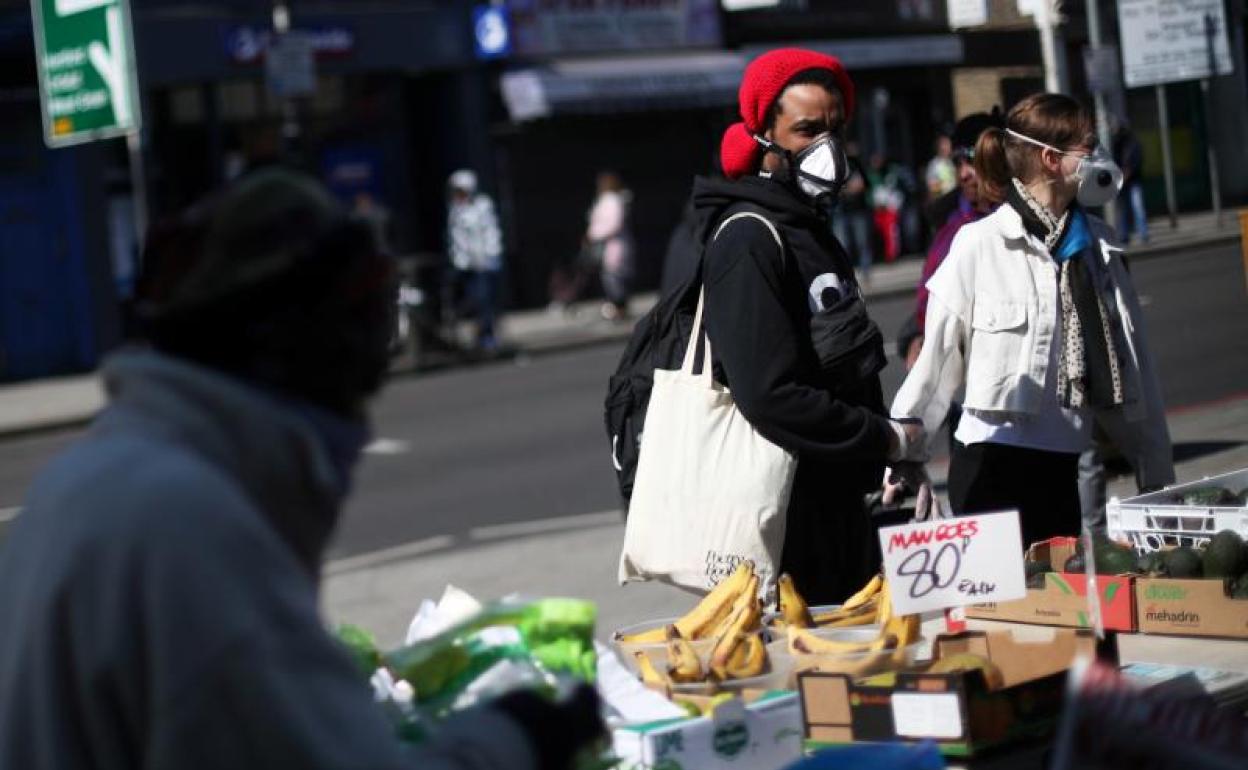 Personas con mascarilla en Londres 