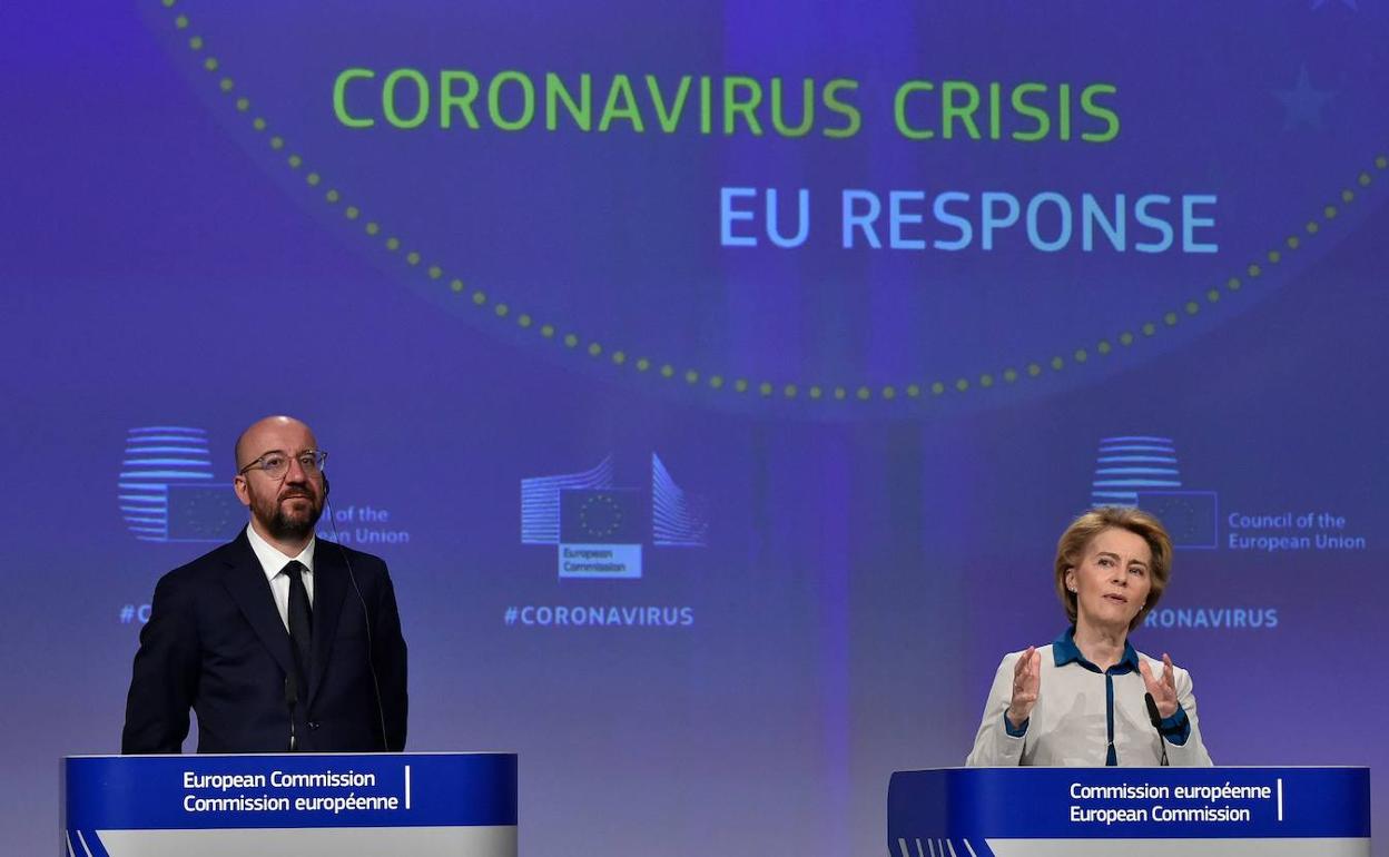 Ursula von der Leyen y Charles Michel. 