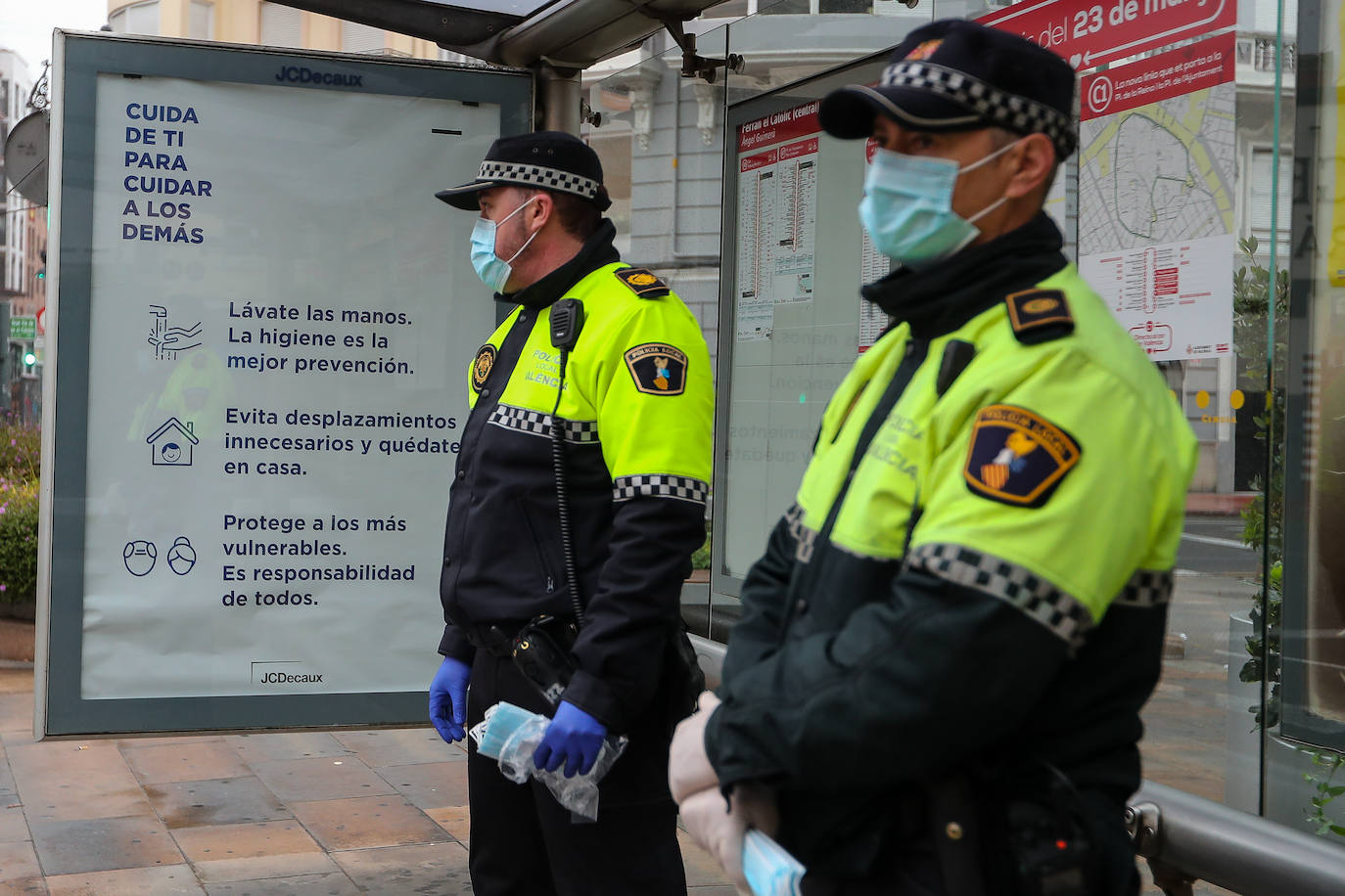 Policías y guardias civiles distribuyen mascarillas en estaciones de tren, cercanías, metros y autobuses a las personas que emplean el transporte público para acudir a sus puestos de trabajo en el primer día laborable tras la Semana Santa. 