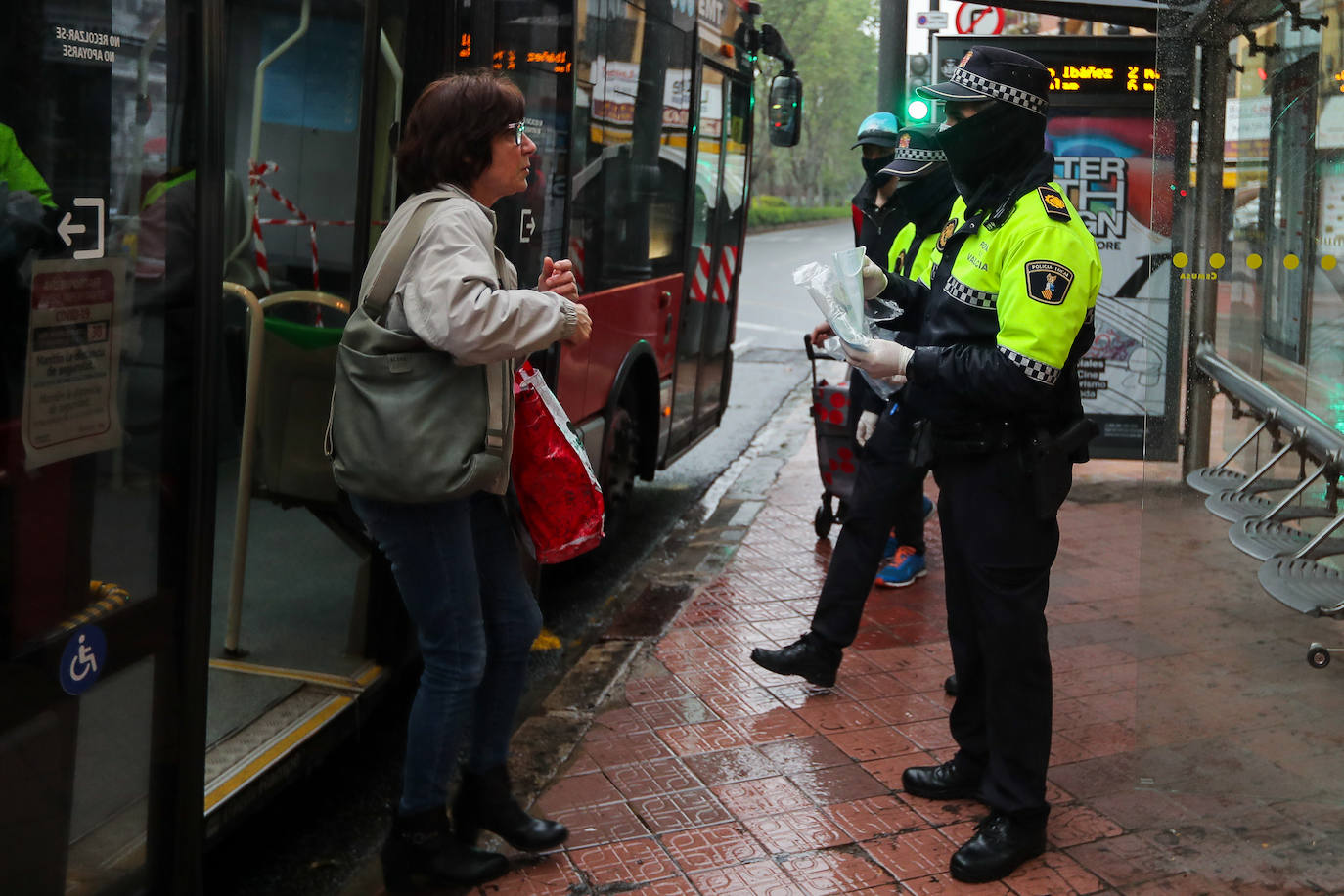 Policías y guardias civiles distribuyen mascarillas en estaciones de tren, cercanías, metros y autobuses a las personas que emplean el transporte público para acudir a sus puestos de trabajo en el primer día laborable tras la Semana Santa. 