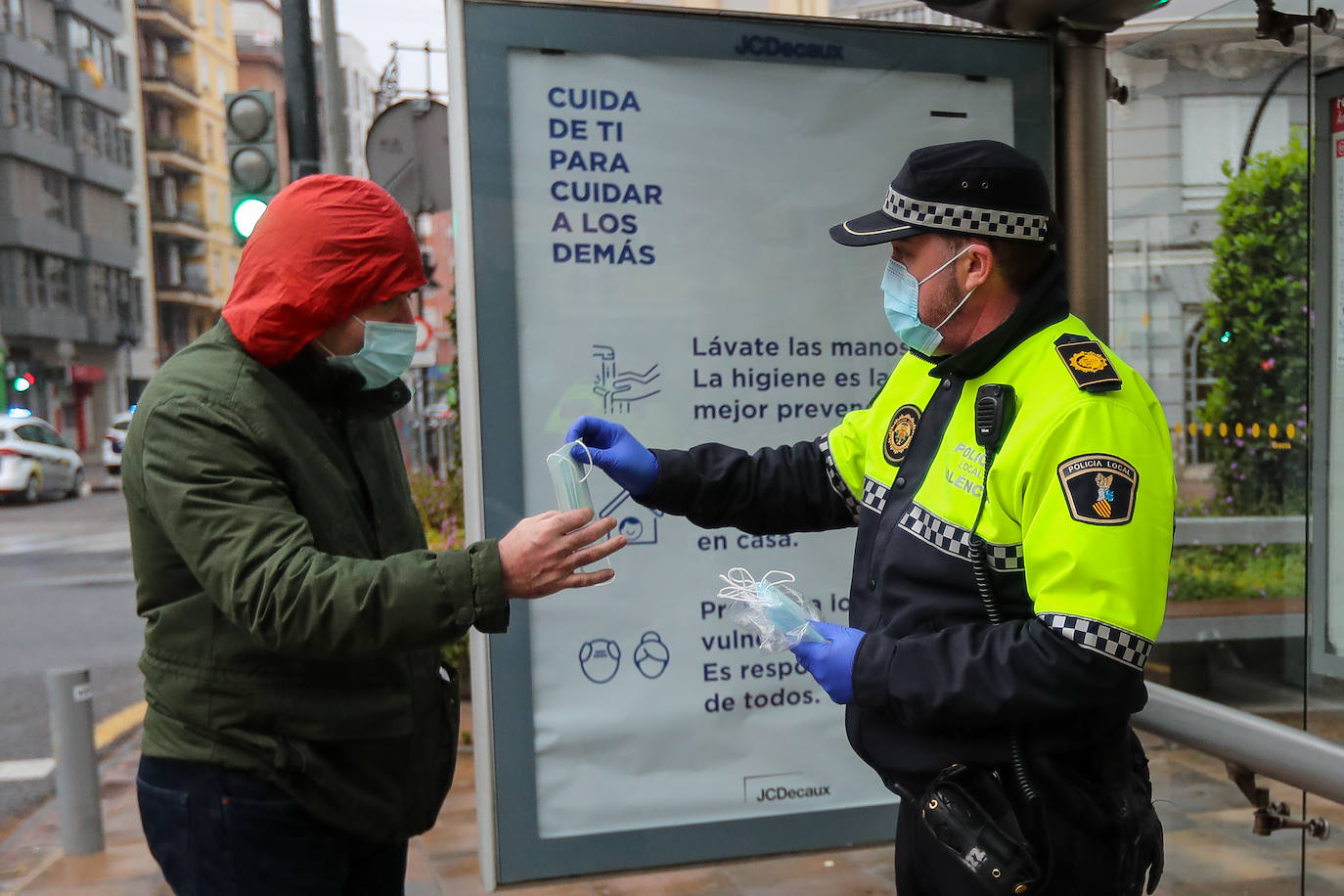 Policías y guardias civiles distribuyen mascarillas en estaciones de tren, cercanías, metros y autobuses a las personas que emplean el transporte público para acudir a sus puestos de trabajo en el primer día laborable tras la Semana Santa. 