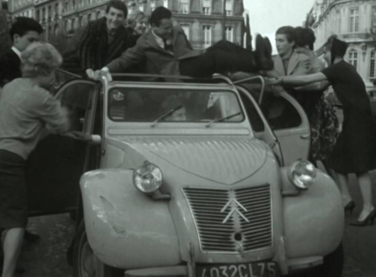 Citroen Origins (www.citroenorigins.es/es) es un museo virtual real, que recopila una colección de más de 80 vehículos icónicos e históricos de la marca con más de 100 años. Es accesible desde 65 países y ya ha recibido más de 2,7 millones de visitas desde su lanzamiento. Una propuesta atractiva y entretenida para todos los públicos. 