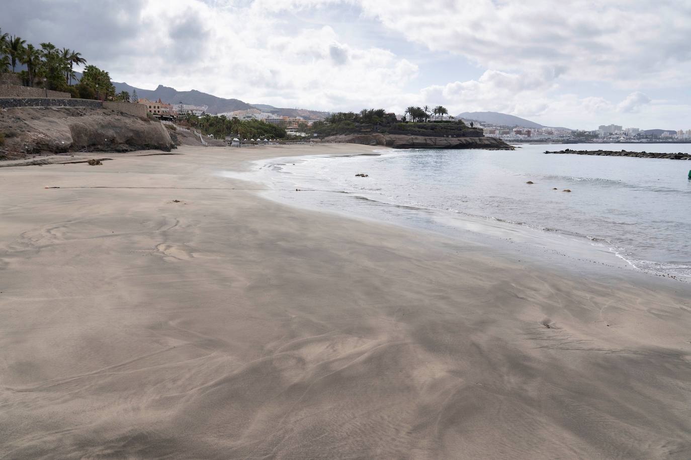 Playa del Duque, en el municipio de Adeje (Tenerife), en una inusual estampa. 