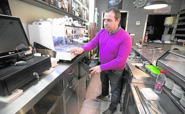 Cervecería San Francisco. Valencia | Paco Balaguer y su hermano David se hicieron cargo el bar en los años 90. Sus padres abrieron el negocio en 1973.