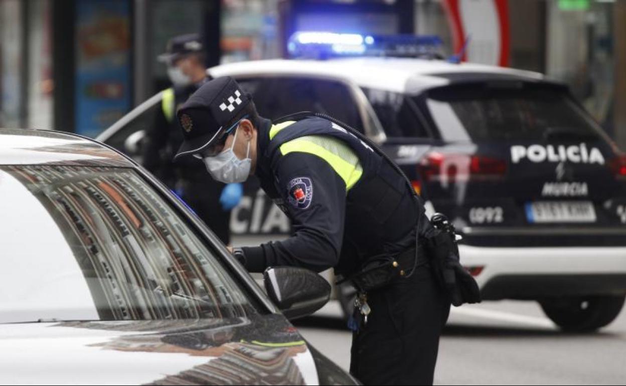 Un control policial durante el estado de alarma. 