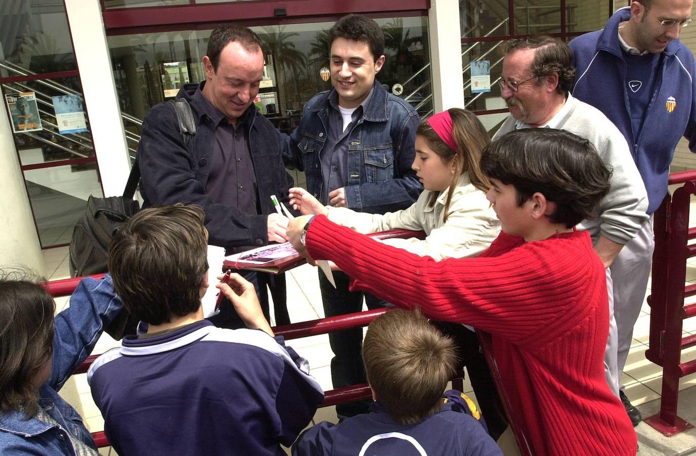 El madrileño firma autógrafos en la puerta del edificio principal de la ciudad deportiva