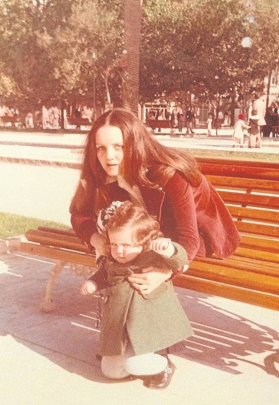 Sonia junto a su madre Marie. «Estaba en plena rabieta, me encanta esa foto por cómo va vestida mi madre, que se había criado en Suiza y fue siempre muy moderna».