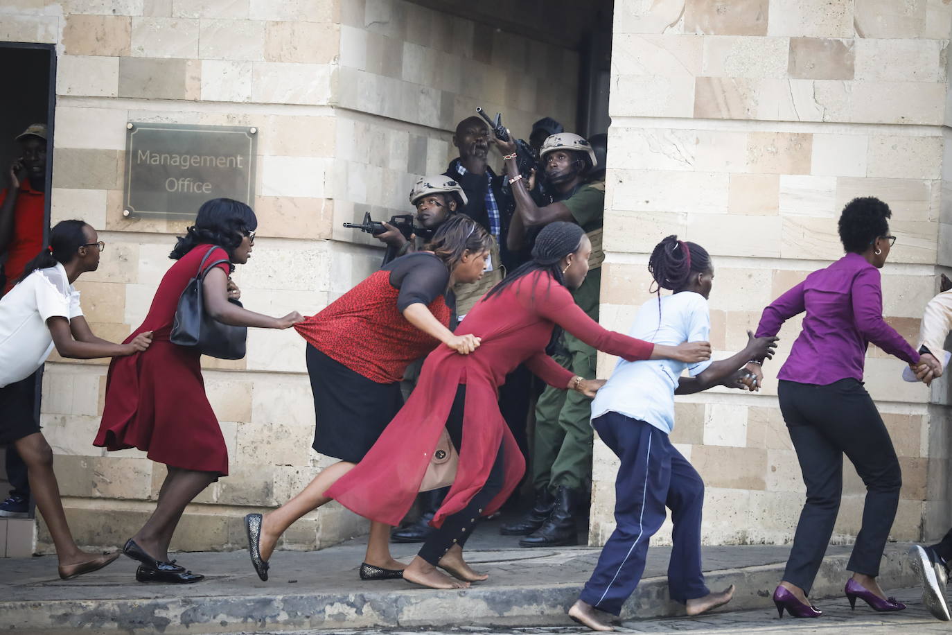 Varias mujeres son evacuadas mientras las fuerzas de seguridad vigilan un complejo hotelero y de negocios, tras un ataque terrorista en Nairobi (Kenia). La imagen, del fotógrafo Dai Kurokawa, ha sido galardonada con el segundo premio, en la categoría de 'Spot News'.