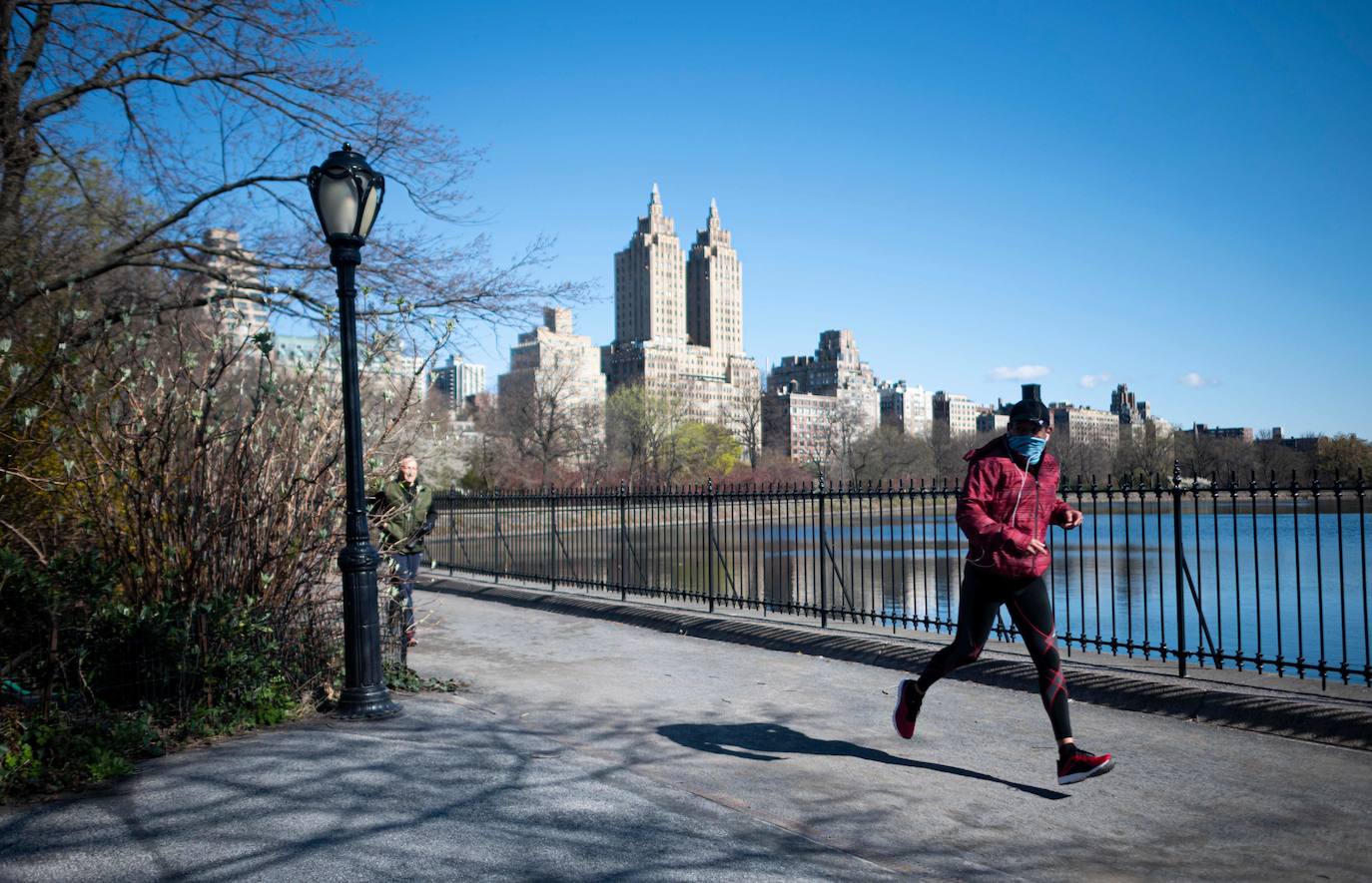 Ya no hay béisbol, ni carruajes de caballos, ni hordas de turistas. Han sido reemplazados por el canto de los pájaros, caminatas solitarias y un renovado aprecio por la belleza del Central Park durante la cuarentena de Nueva York debido al coronavirus. El virus ha matado hasta ahora a más de 12.000 personas en el estado de Nueva York, de un total de más de 223.000 casos confirmados. 