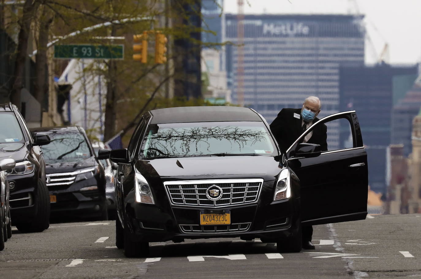 Ya no hay béisbol, ni carruajes de caballos, ni hordas de turistas. Han sido reemplazados por el canto de los pájaros, caminatas solitarias y un renovado aprecio por la belleza del Central Park durante la cuarentena de Nueva York debido al coronavirus. El virus ha matado hasta ahora a más de 12.000 personas en el estado de Nueva York, de un total de más de 223.000 casos confirmados. 