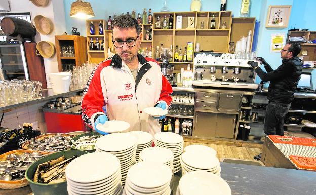 Imagen principal - La Alquería de la Seu (Picanya). El restaurante está en el recinto polideportivo de Picanya y lo regentan tres amigos que iniciaron su andadura en la arrocería La Seu en El Saler. | Casa Navarro (Alboraya). Enrique Navarro creció viendo a sus padres hacer paellas y años después trasladó su negocio a La Patacona tras restaurar un antiguo chalé. | Restaurante en el paseo marítimo de Valencia, con la terraza desierta y las sillas apiladas dentro del local.