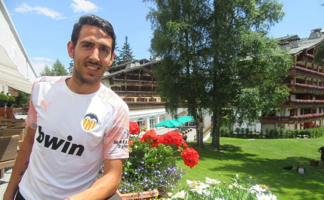 Dani Parejo posa en el hotel del Valencia en la pretemporada de Crans Montana 