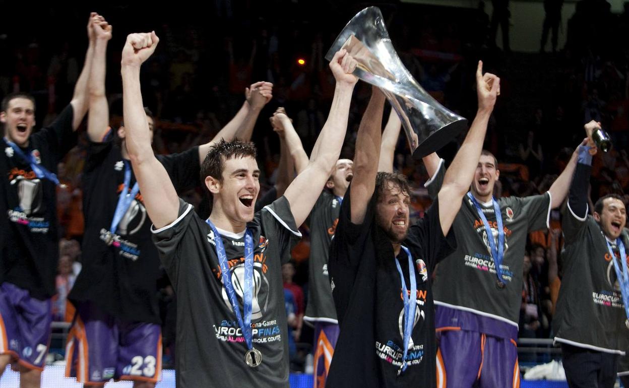 Claver y Matt Nielsen levantan el trofeo de la Eurocup 2010 en Vitoria 