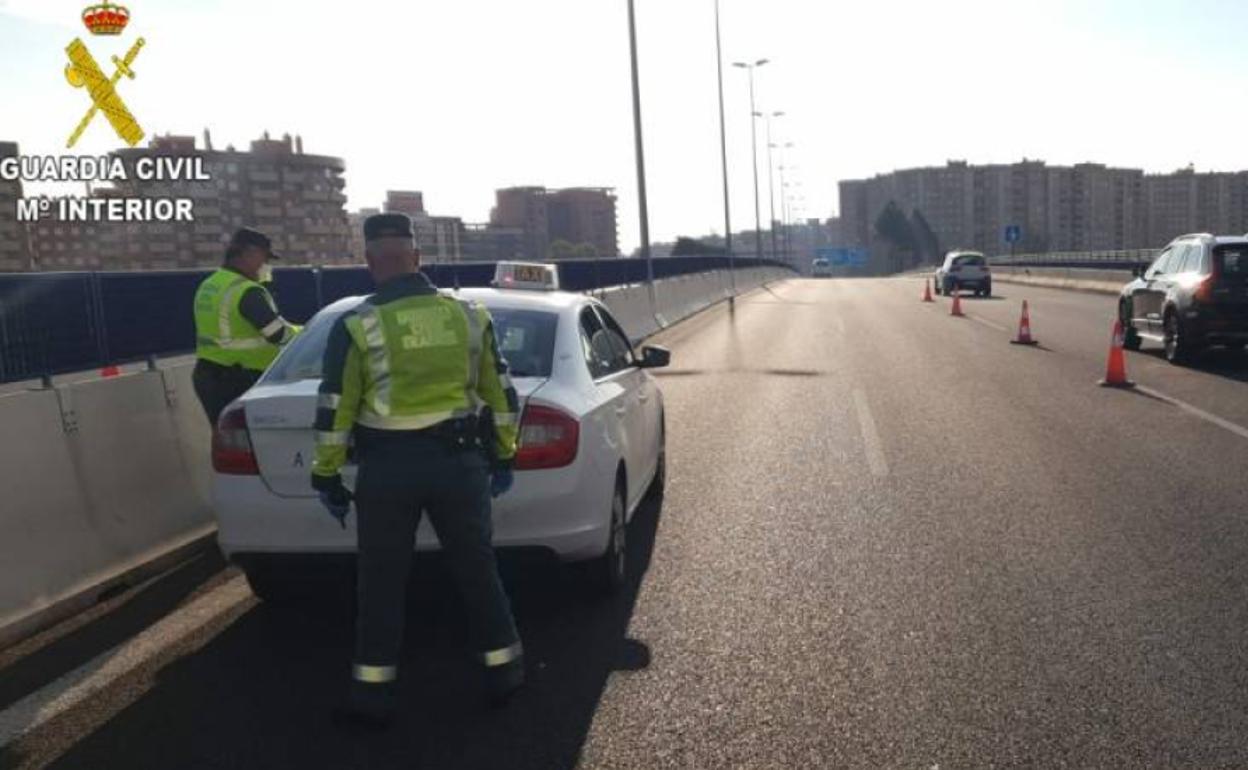 La Guardia Civil intercepta a un traficante que se desplazaba en taxi. 