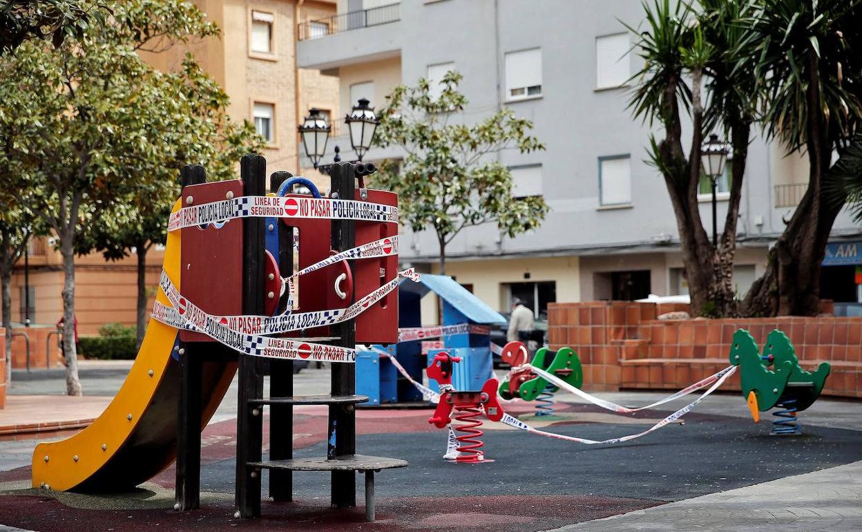 Un parque infantil precintado en Paiporta. 