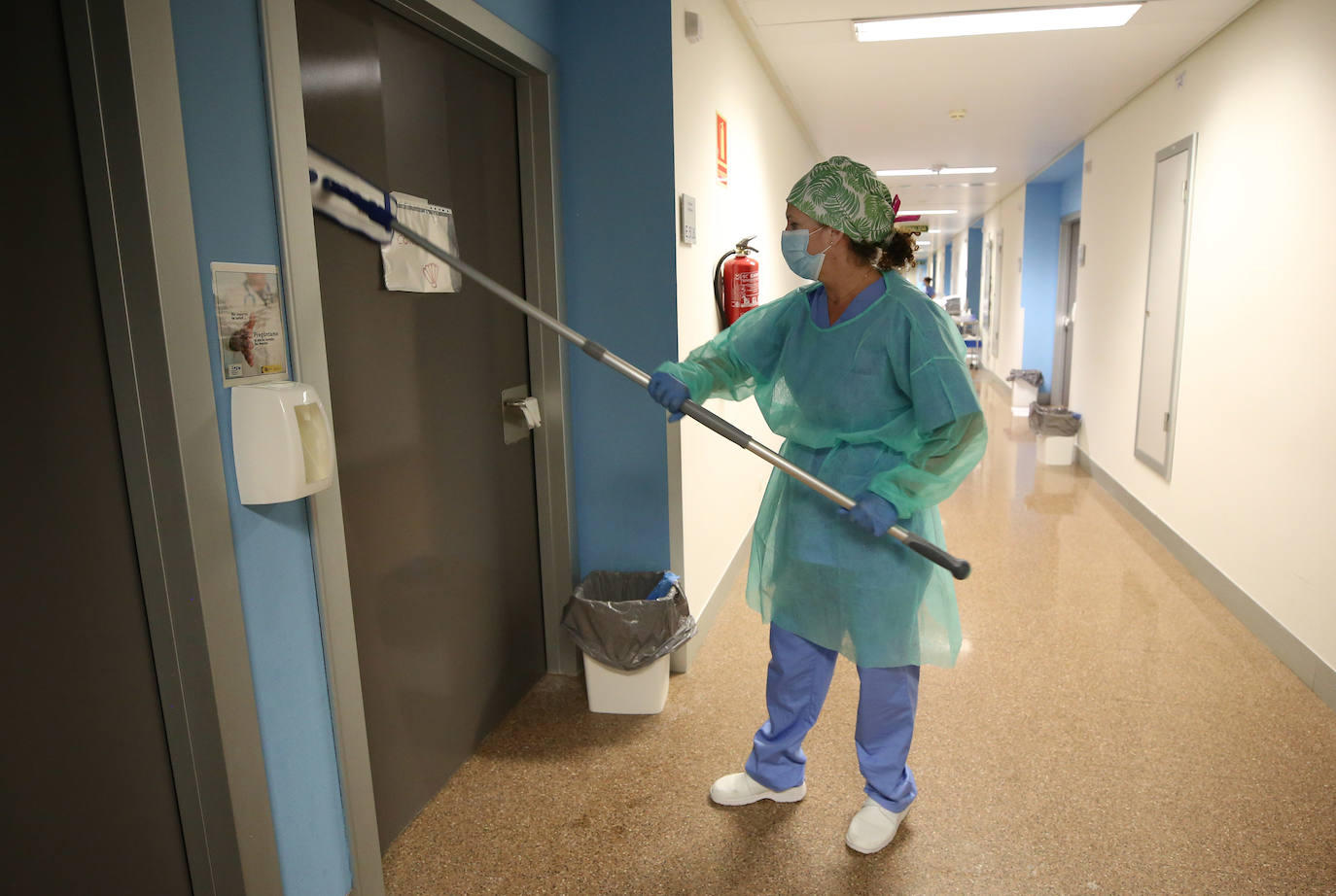 No quieren ser héroes, son profesionales que luchan en el lado más duro. Donde las vidas, sin metáforas ni adornos, están en juego. El personal del Hospital La Fe, como el del resto de centros sanitarios valencianos, reclama información clara sobre el Covid y medidas eficaces para garantizar su salud y la de sus familiares. 