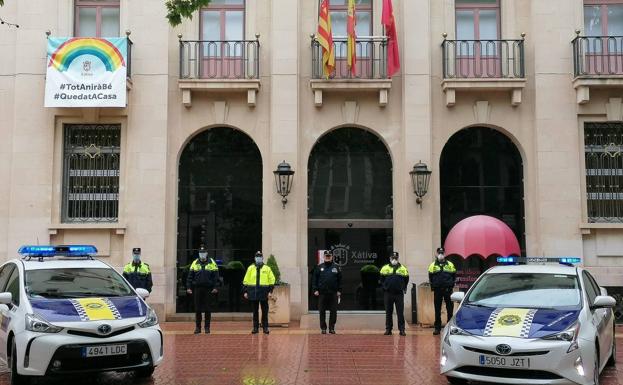 MInutos de silencio en el Ayuntamiento de Xàtiva. 