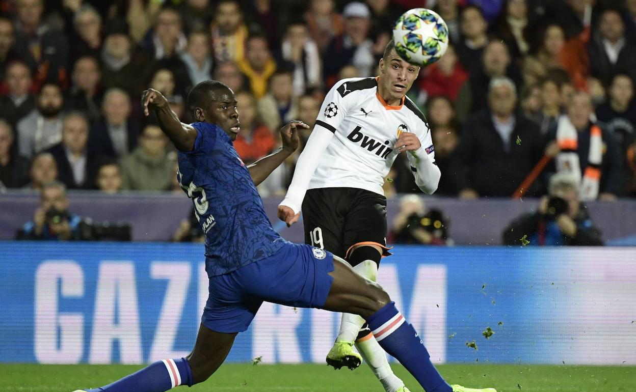 Rodrigo golpea el balón durante un partido contra el Chelsea 