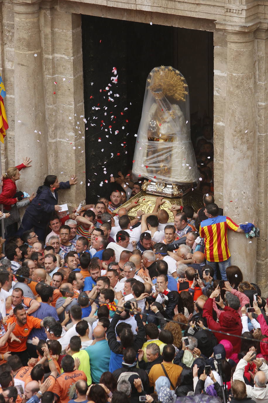 Actos de la Mare de Déu. El Arzobispado de Valencia ha decidido el aplazamiento de la celebración de la fiesta de la Virgen de los Desamparados siguiendo las medidas excepcionales por la permanencia de la situación de alarma que impide la concentración de personas.