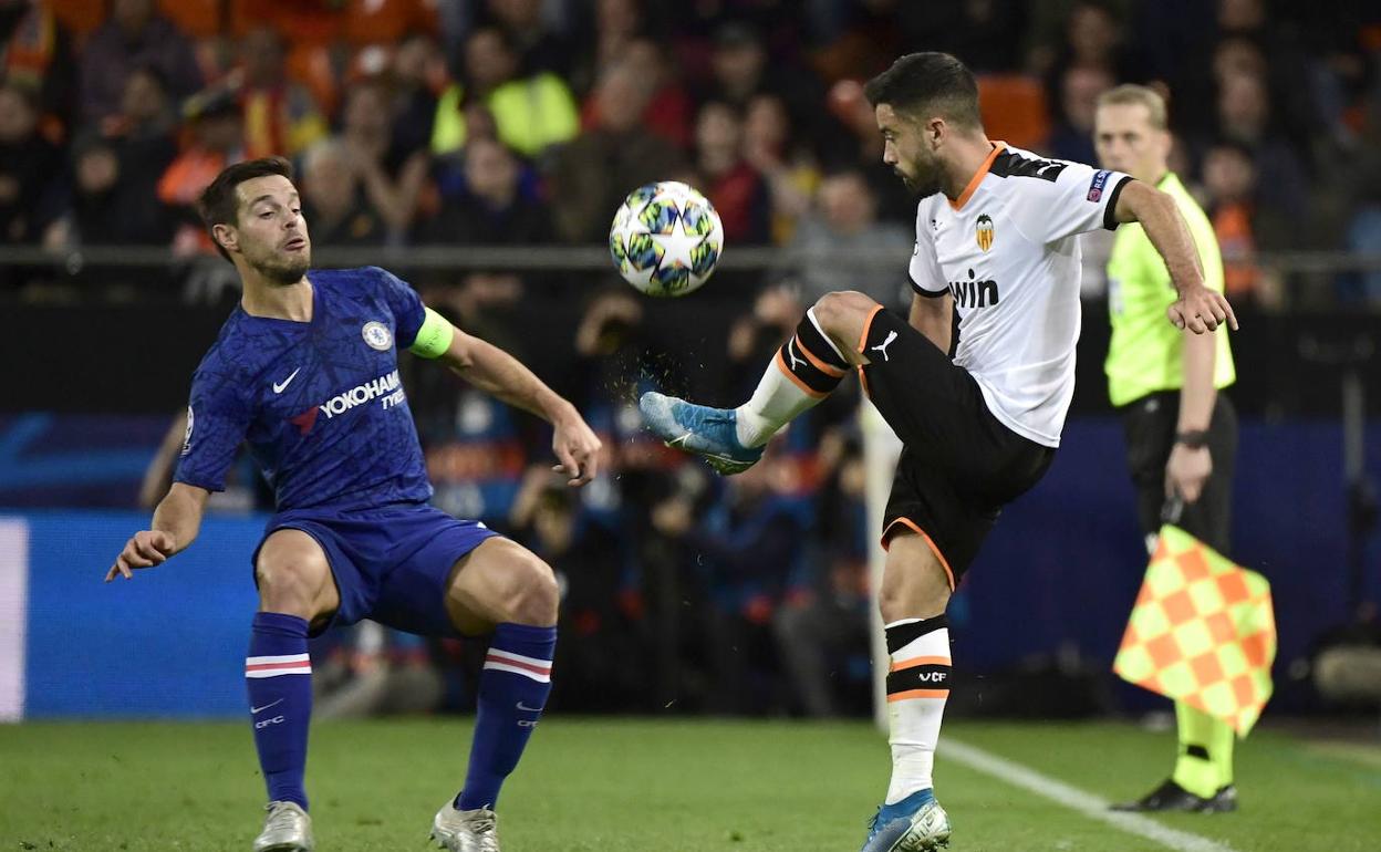 Jaume Costa, en un lance del partido ante el Chelsea en Mestalla frente a Azpilicueta