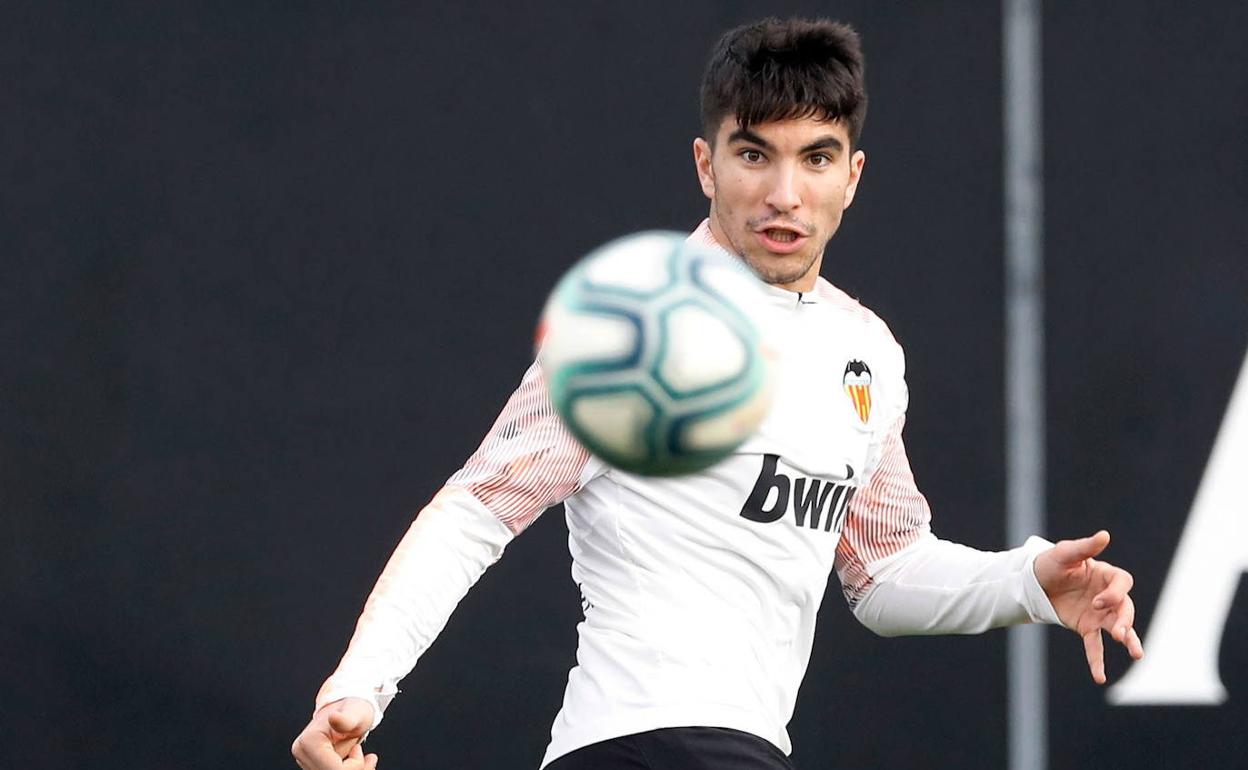 Carlos Soler, durante un entrenamiento en Paterna 