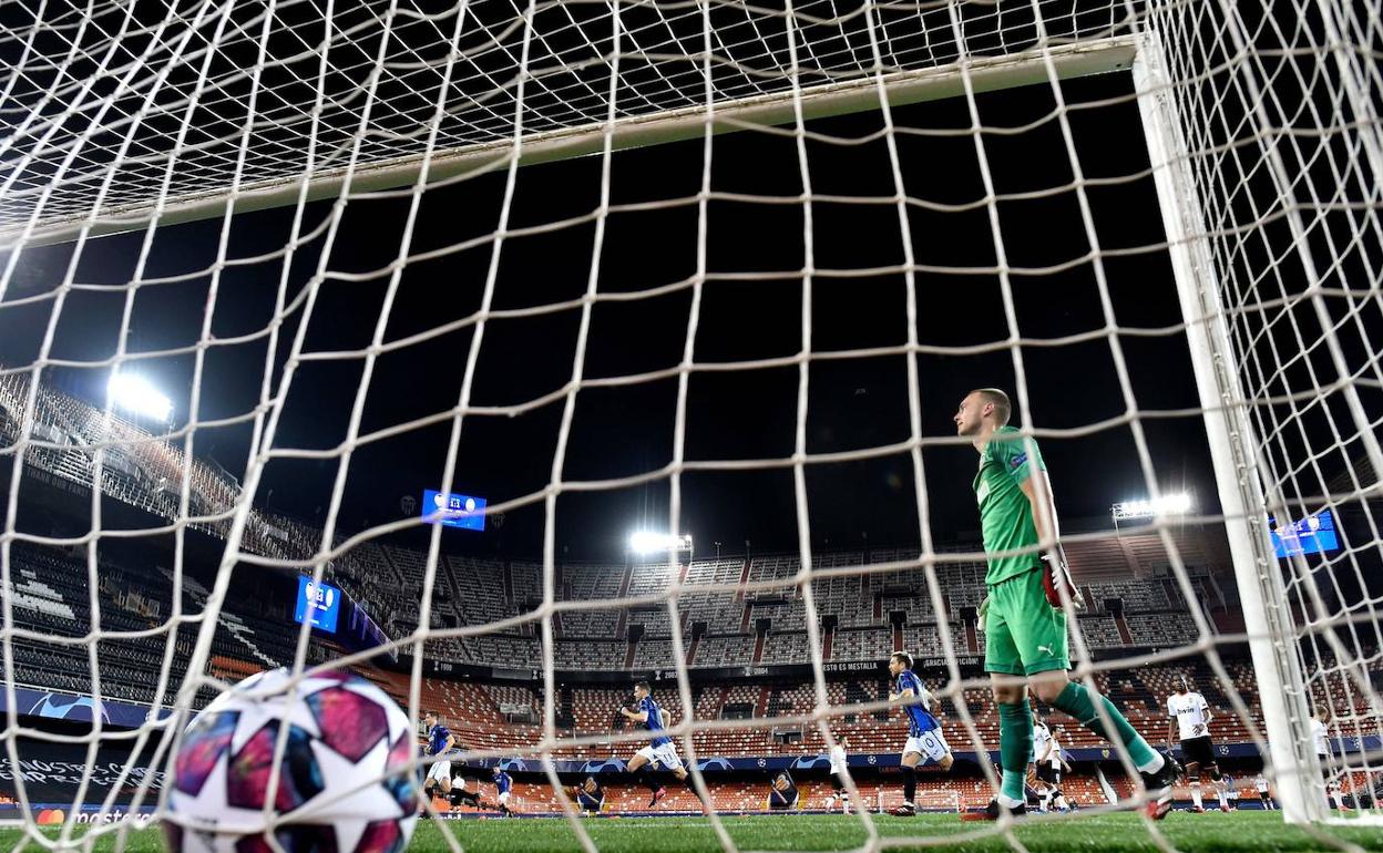 Cillessen, impotente tras uno de los goles del Atalanta que certificó la eliminación de la Champions 