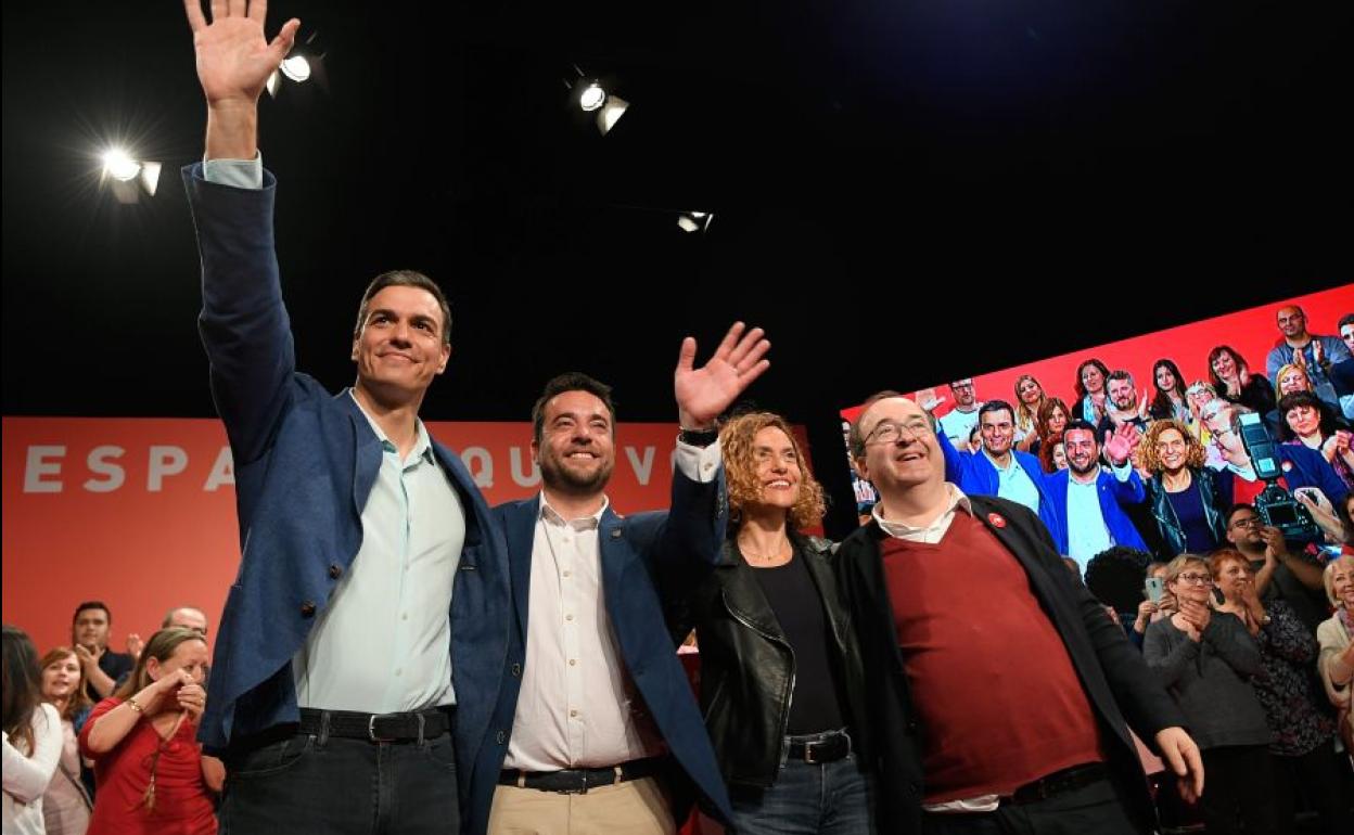 Álex Pastor, junto con Pedro Sánchez, Meritxell Batet y Miquel Iceta.