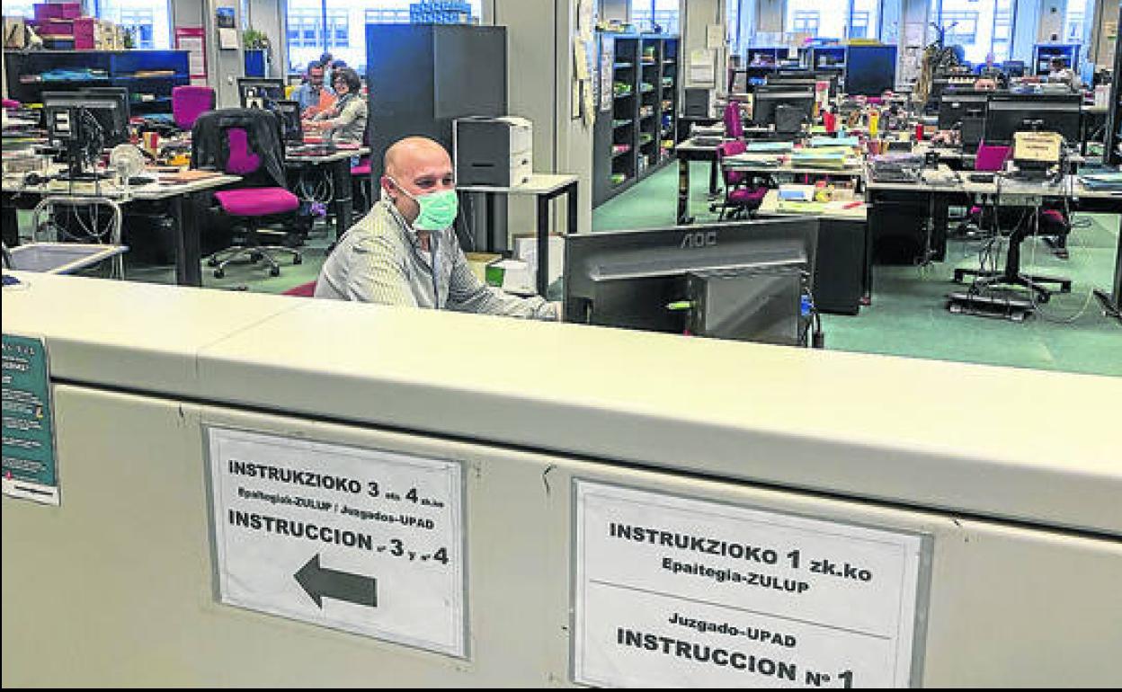 Un funcionario, trabajando con mascarilla. 