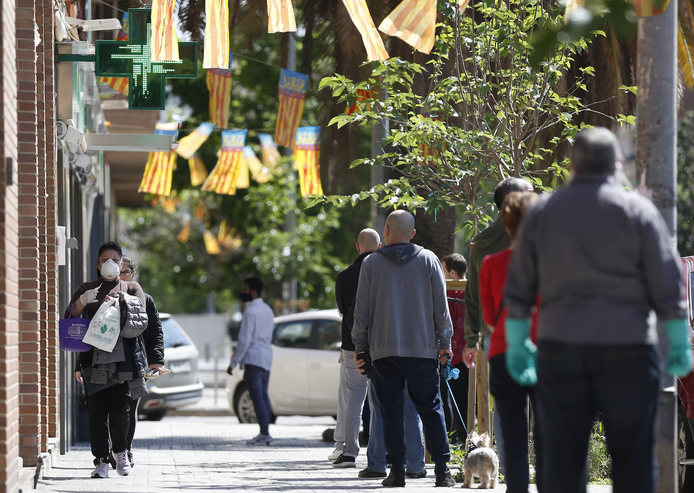 Los mayores de 65 años y los pacientes de riesga ya pueden retirarla junto con su tarjeta SIP