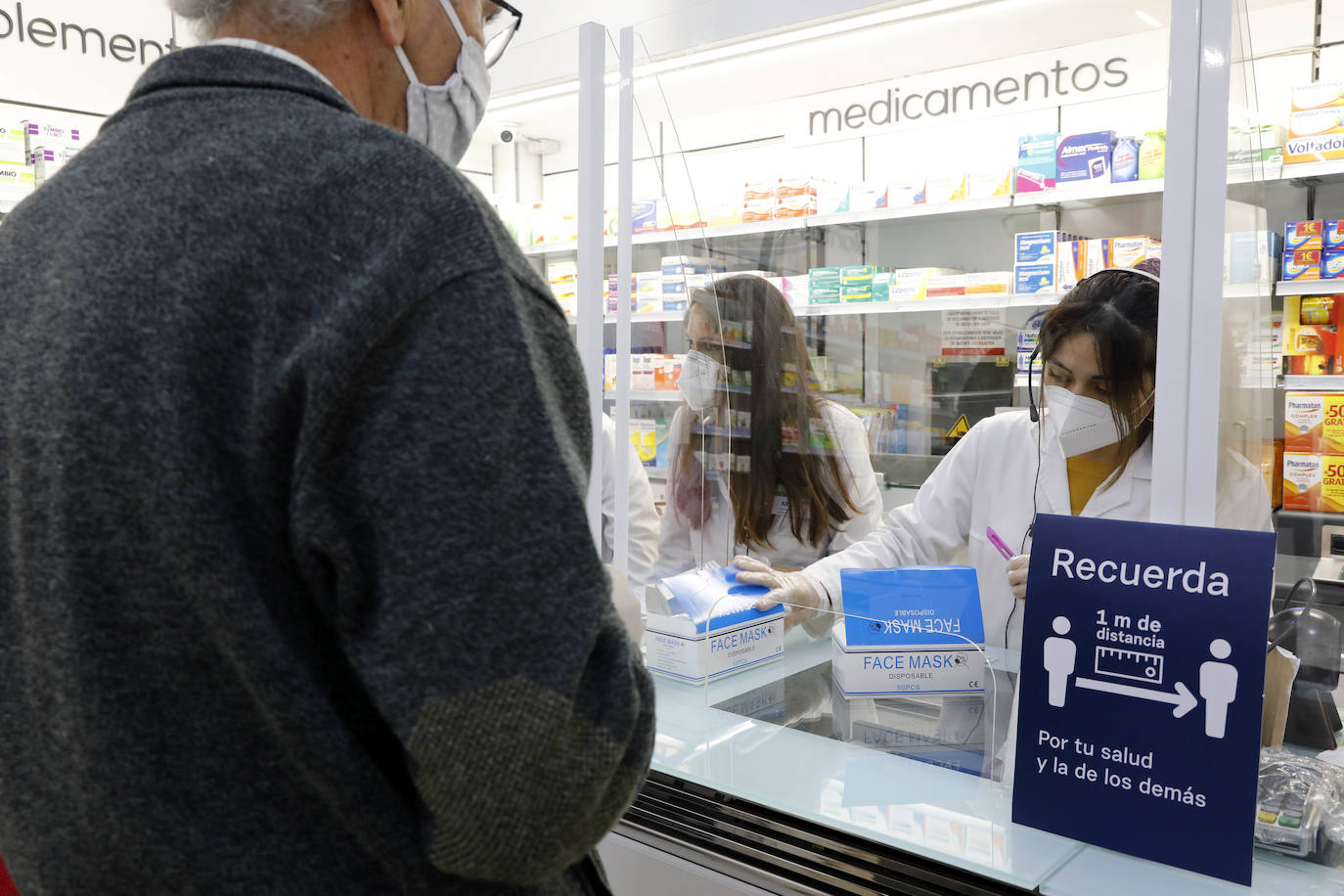 Los mayores de 65 años y los pacientes de riesga ya pueden retirarla junto con su tarjeta SIP