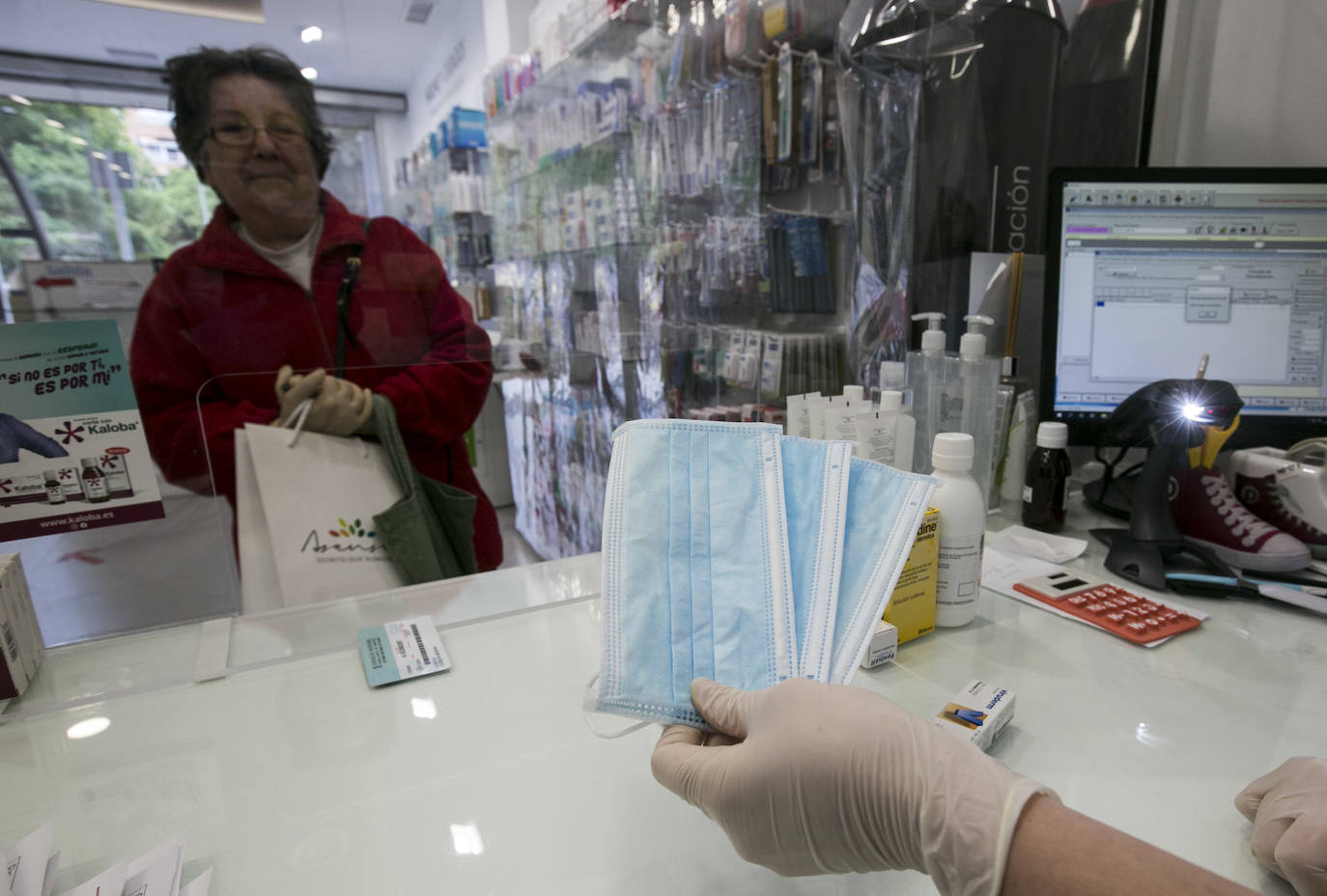 Los mayores de 65 años y los pacientes de riesga ya pueden retirarla junto con su tarjeta SIP