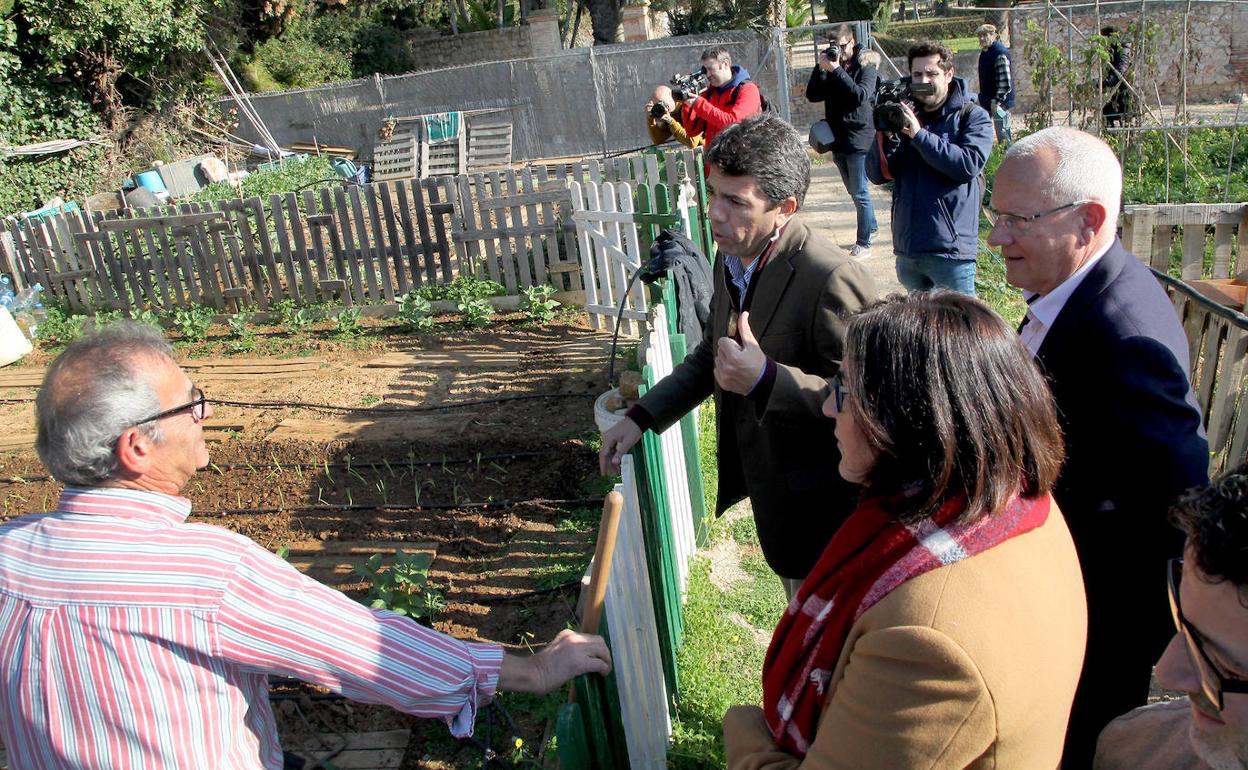 El presidente de la Diputación de Alicante hablando con uno de los usuarios de los huertos urbanos. 