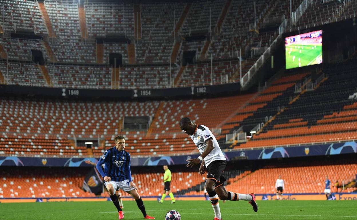 Kondogbia, durante el partido ante el Atalanta en Mestalla.