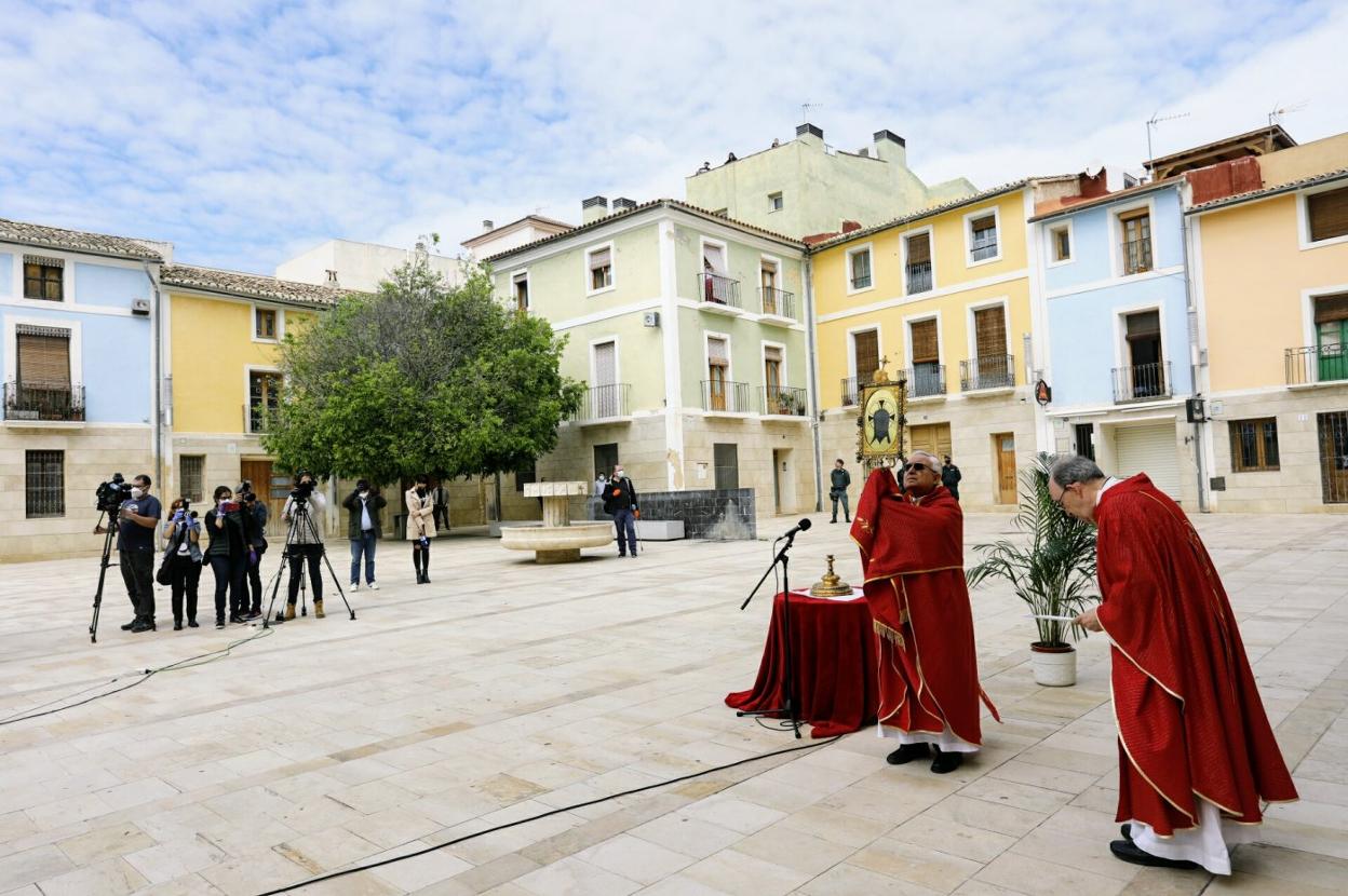 El obispo de Orihuela-Alicante, Jesús Murgui, realiza la bendición a la ciudad frente al monasterio en presencia de periodistas y religiosos. lp