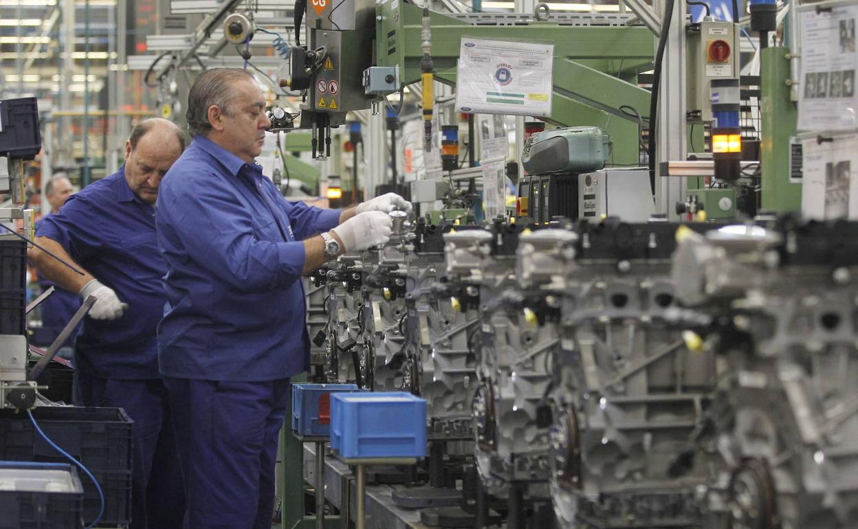 Trabajadores en la planta de Ford en Almussafes