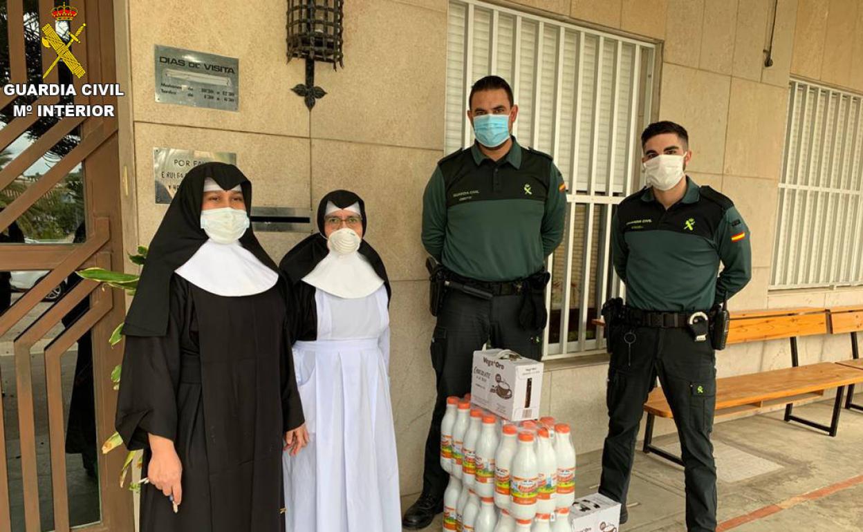 Los agentes de la Guardia Civil en una residencia de Oliva. 